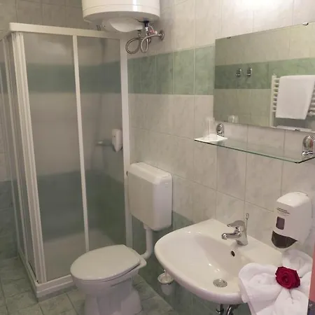 Majolka ゲストハウス 3*